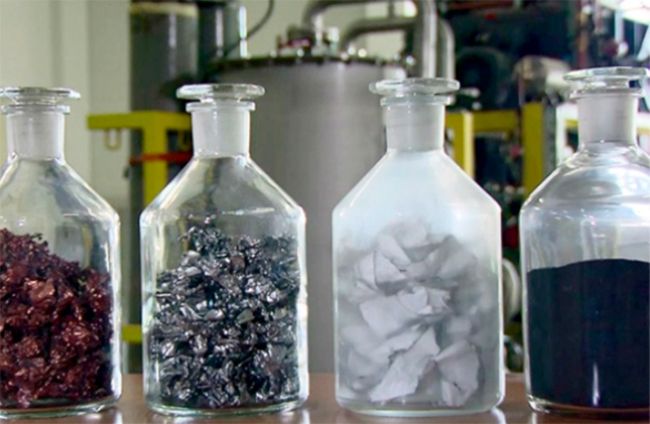 Si la segunda vida no es posible, el reciclado permite la separación de materias primas. En la imagen: cobre y aluminio; acero; aislamiento y polvo negro. 