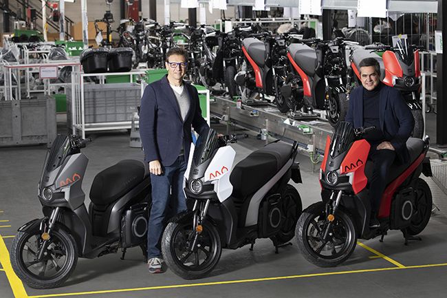 Carlos Sotelo y Lucas Casasnovas con la SEAT MÓ eScooter 125.