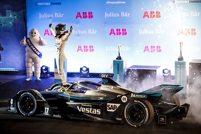 Nyck de Vries (NLD) Mercedes Benz EQ, 1st posición de la primera carrera.