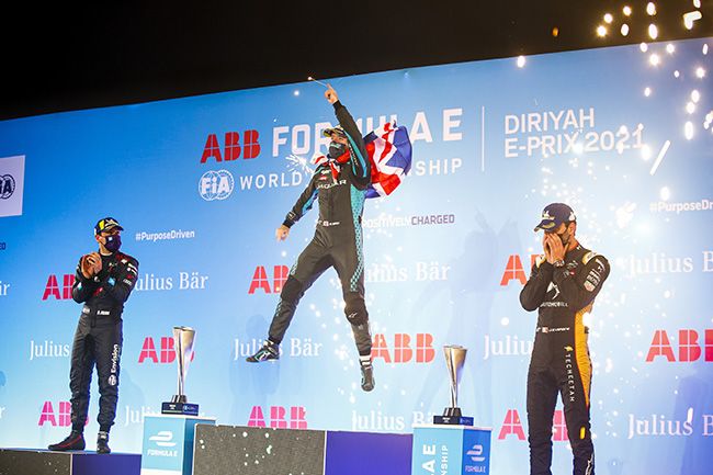 Robin Frijns (NLD) Envision Virgin Racing, el ganador Sam Bird (GBR) Panasonic Jaguar Racing, y Jean-Eric Vergne (FRA) DS Techeetah, después sustituido por su compañero Da Costa por una penalización.