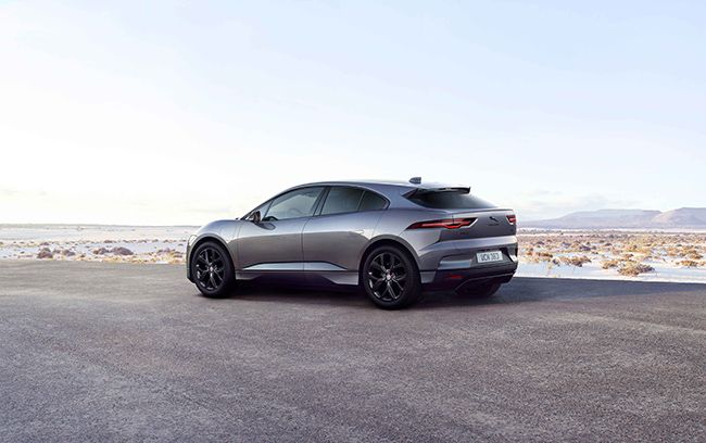 EL I-PACE Black llega con una completa gama de colores, entre los que destacan la pintura metalizada premium negra Aruba y Farallon Pearl.