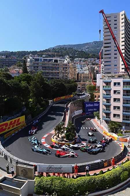 Alexander Sims (GBR), Mahindra Racing, golpea la barrera y Pascal Wehrlein (DEU), Tag Heuer Porsche, se ve involucrado.