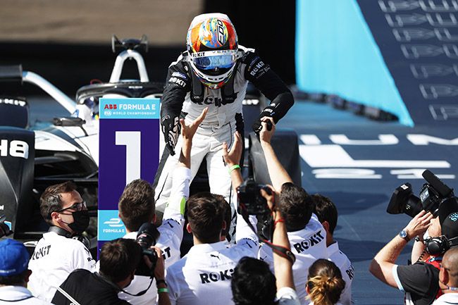 Edoardo Mortara (CHE), Venturi Racing, tras alcanzar la victoria de la novena carrera.