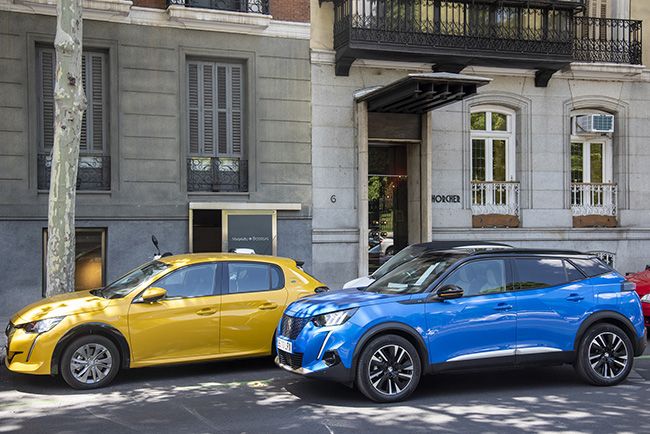 Los premiados modelos eléctricos de Peugeot: e-208 y e-2008.