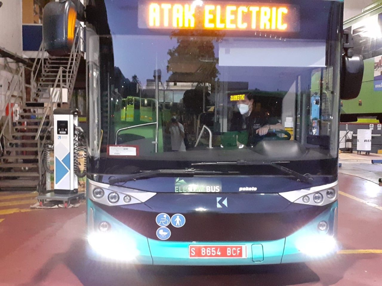 viaje en autobús eléctrico