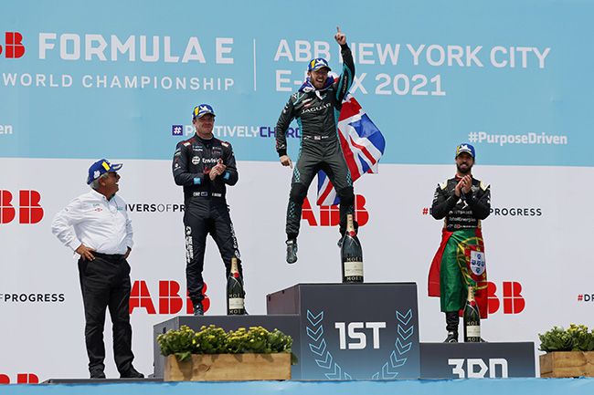 Gerd Mauser, de Jaguar Racing, junto a los campeones en el podio de la 11ª carrera: Nick Cassidy de Envision Virgin Racing; Sam Bird de Jaguar Racing y Antonio Felix da Costa de DS Techeetah,