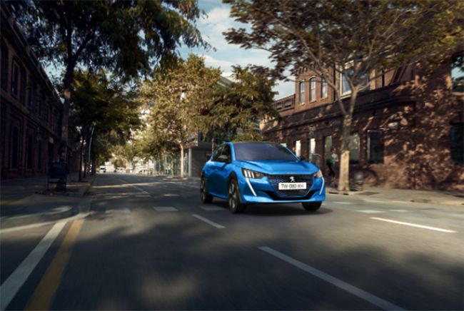 Para recargar un Peugeot e-208, necesitaríamos instalar cinco placas solares capaces de producir 450 kWh anualmente, cada una.