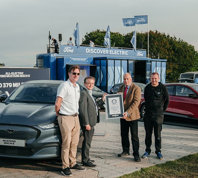 Entrega del certificado al director de electrificación de Ford en UK por parte de los realizadores de la prueba.