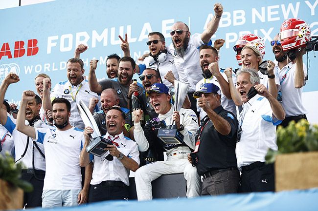 Maximilian Guenther (DEU), BMW I Andretti Motorsport, y su equipo celebran la victoria.