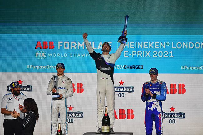 Podio de la carrera 12 con Jake Dennis (GBR), BMW I Andretti Motorsport, en lo más alto.