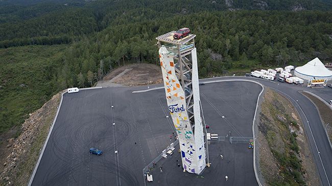 Ford Explorer Plug-in Hybrid sobre la torre de escalada Noruega.