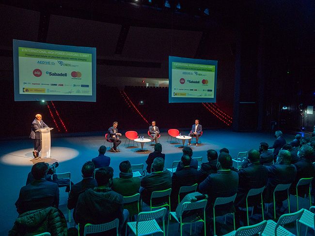Arturo Pérez de Lucia, director general de AEDIVE, junto a los ponentes del encuentro internacional.