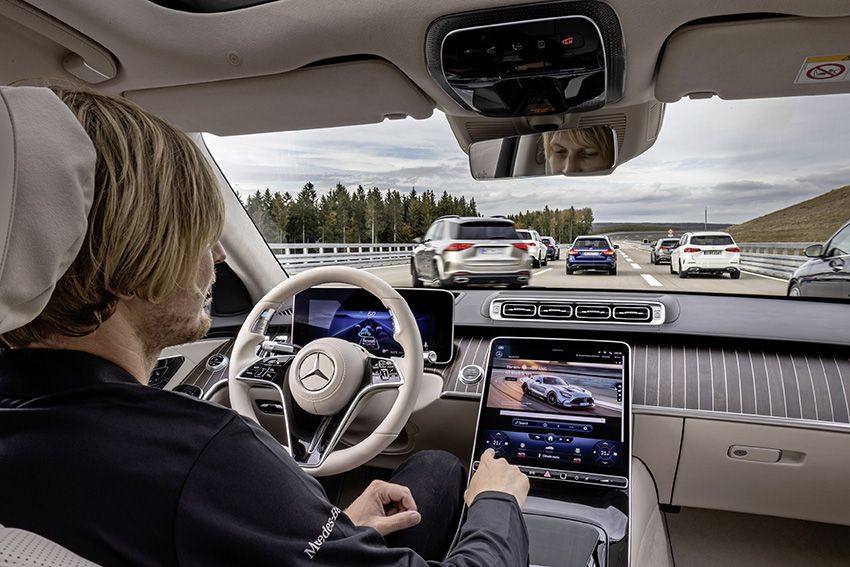 El sistema de conducción autónoma DRIVE PILOT facilita que el conductor pueda ocuparse de otras cosas durante el trayecto.