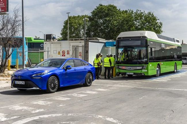 Autobús H2 City Gold junto a un Toyota Mirai de hidrógeno.