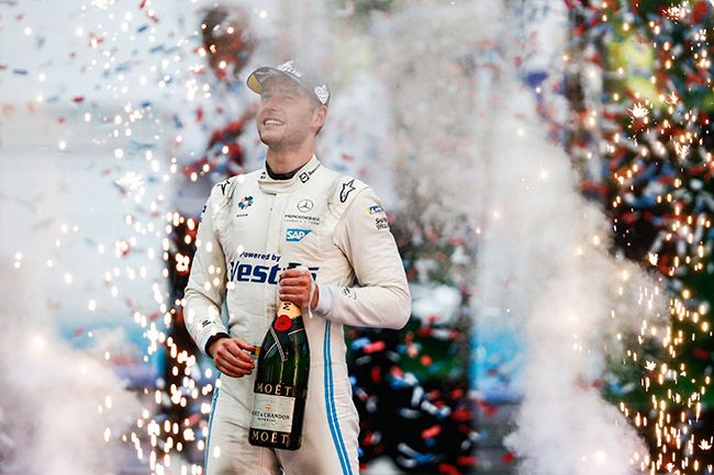 Stoffel Vandoorne (BEL), Mercedes Benz EQ celebra la victoria de la VIII temporada de la Fórmula E en Seúl. (Foto: Sam Bloxham / LAT Images).
