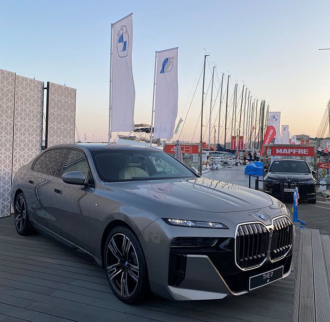 BMW i7 en el puerto deportivo de Palma de Mallorca.