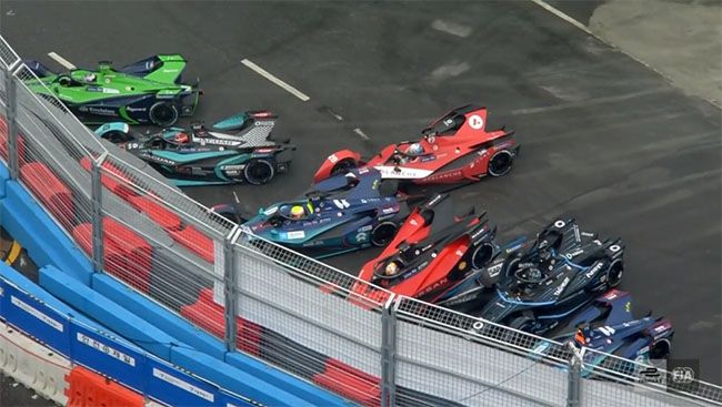 Accidente en la primera carrera de Seúl.