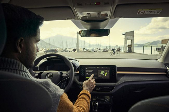 Se puede utilizar desde el smartphone o desde el sistema infoentretenimiento.