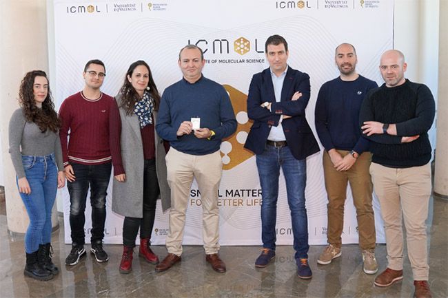 (De izquierda a derecha): Raquel Vegara (ICMol); Raúl Serna (ICMol); María Simón (Graphenano); Martín Martínez (CEO Graphenano); Gonzalo Abellán (2DChem-ICMol); Rafael Molero (Graphenano) y Jorge Romero (ICMol).