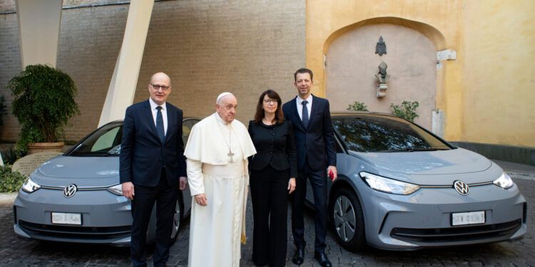 Vehicle handover at the Vatican (f.l.t.r.): Dr. Marcus Osegowitsch, CEO of Volkswagen Group Italia; Pope Francis; Imelda Labbé, Member of the Board of Management for Sales, Marketing and After-Sales at Volkswagen Passenger Cars; Dr. Christian Dahlheim, CEO of Volkswagen Financial Services AG