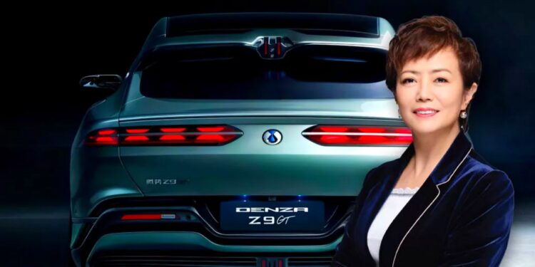 Stella Li vicepresidente de BYD presume del Denza Z9 GT