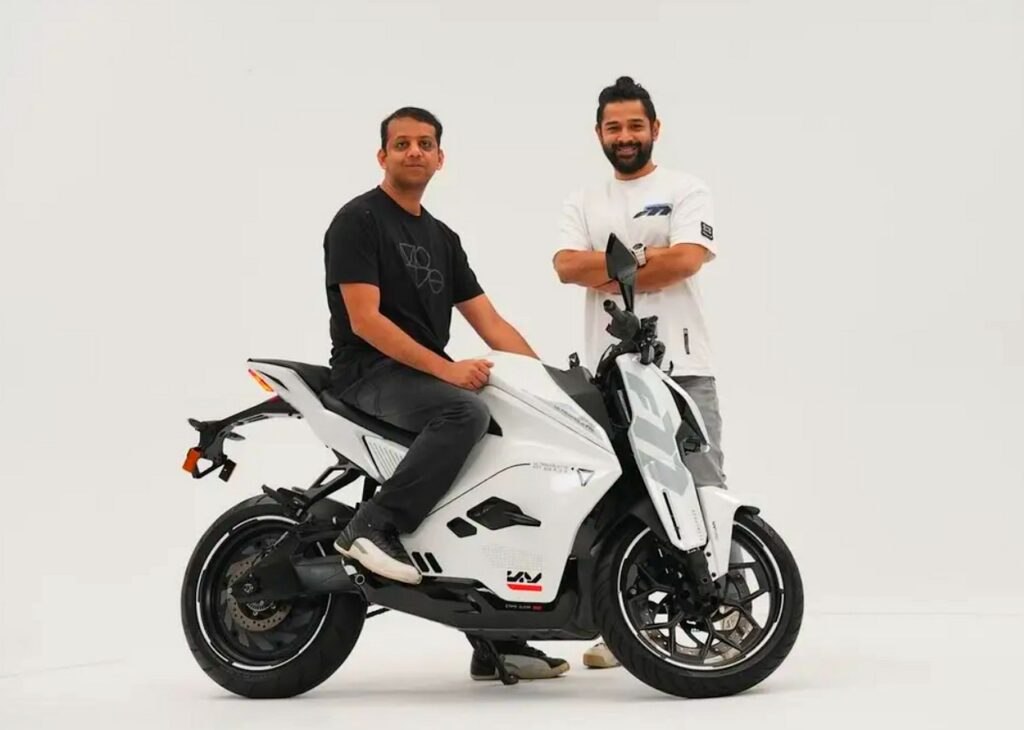 Los co-fundadores de Ultraviolette: Narayan Subramaniam y Niraj Rajmohan